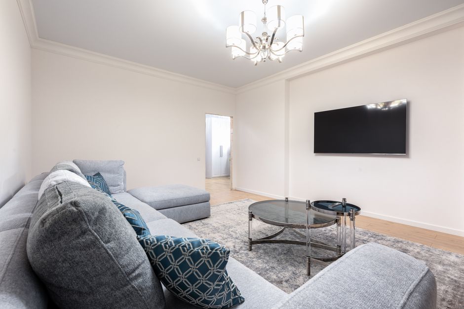 Fényes feszített mennyezet modern nappaliban
